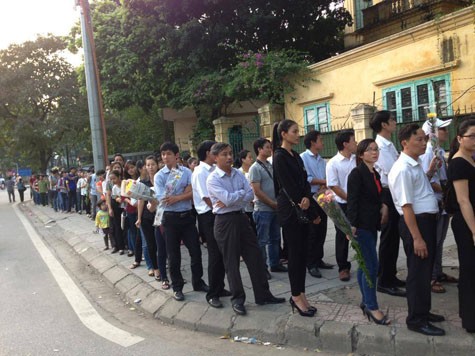 Giống như hàng vạn người dân, chiều ngày 7/10, Á hậu Trương Thị May lặng lẽ đứng xếp hàng để được vào viếng Đại tướng.