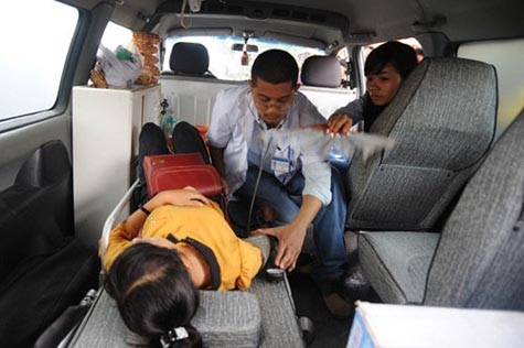 Trung tâm cấp cứu 115 Hà Nội cho biết, tổng hợp trong những ngày qua, Trung tâm cấp cứu 115 Hà Nội đã cấp cứu trên 50 trường hợp bị say nắng và ngất, trong đó có 3 người bị nặng vì huyết áp tăng và giảm đột biến. Với những trường hợp này, xe cấp cứu đã đưa về bệnh viện để các bác sĩ tiến hành cấp cứu.