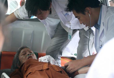 Kíp trực cấp cứu của Bệnh viện Xanh Pôn đã có mặt và đưa cụ Quách Thị Thanh, 78 tuổi đến từ Thái Bình, do đứng lâu dưới nắng khiến huyết áp của cụ tăng đột ngột, đứng không vững. Sau khi sơ cứu, cụ được chuyển về bệnh viện điều trị.