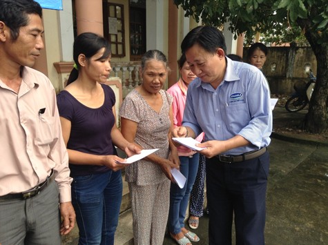 Ông Nguyễn Thanh Tú – Chủ tịch Công đoàn Vinamilk đến thăm và tặng quà trực tiếp cho người dân nghèo, bị thiệt hại do bão lũ tại Quảng Bình