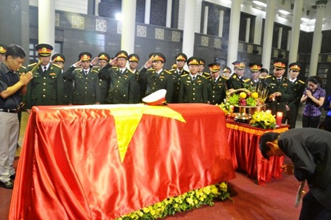 Đoàn cán bộ ở Tổng Cục chính trị viếng trước linh cữu Đại tướng cuối ngày 12.10