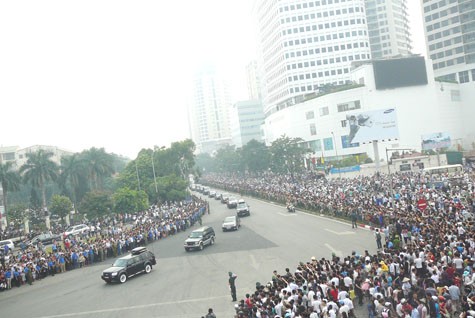 Người dân đứng hai bên bên đường để nhường đường cho đoàn xe chở linh cữu Người đi ra sân bay Nội Bài
