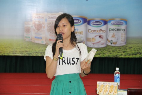 Bà Lâm Ngọc Trinh – Đại diện ngành hàng nước giải khát của Vinamilk giới thiệu với người tiêu dùng về sản phẩm Sữa Đậu nành Goldsoy