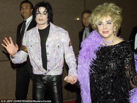 Michael Jackson và Elizabeth Taylor đã có một tình bạn kéo dài hơn 30 năm. Elizabeth Taylor là mẹ đỡ đầu của 2 con trai lớn của Michael Jackson