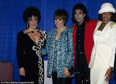 Michael Jackson và Elizabeth Taylor đều “không có tuổi thơ”. Ảnh năm 1988 với Lizza Minnelli, Whitney Houston