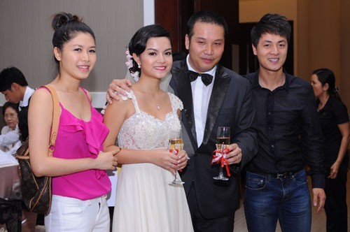 Cặp đôi Thủy Anh - Đăng Khôi cùng nhau tới dự tiệc cưới của vợ chồng ca sĩ Phạm Quỳnh Anh và ông bầu Quang Huy.