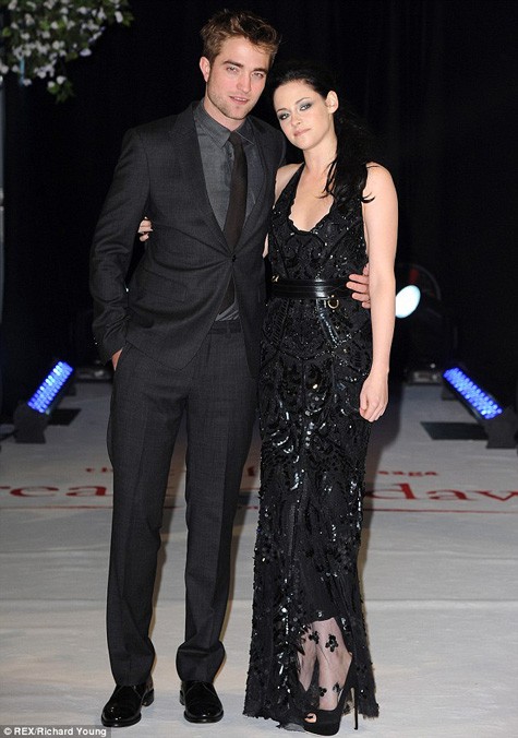 Robert Pattinson và Kristen Stewart tay trong tay tại lễ ra phần 1 phim