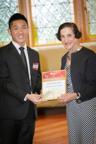 Bạn Trần Đặng Đình Áng - học sinh của IDP Việt Nam nhận giải thưởng thành tích học tập xuất sắc năm học 2013.