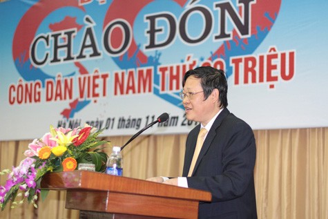 Thứ trưởng Bộ Y tế Nguyễn Việt Tiến hân hoan chào đón công dân thứ 90 triệu của Việt Nam.