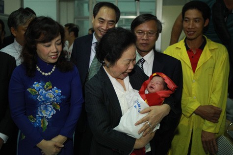 Phó Chủ tịch nước vui mừng đón công dân thứ 90 triệu của Việt Nam. Ảnh: Lao Động