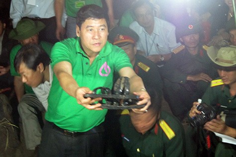 Một đôi dép cao su được tìm thấy trong lần Thúy thực hiện cất bốc hài cốt liệt sỹ tại tỉnh Đắk Lắk, ngày 6/3/2013. Ảnh: Quang Hà