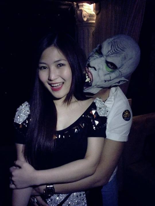 Khuôn mặt quỷ đáng sợ của ca sĩ Cao Thái Sơn bên cạnh ca sĩ Hương Tràm