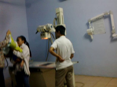 Người thanh niên tên Q được xác định không phải là nhân viên bệnh viện nhưng lại trực tiếp chụp máy x-quang rồi đưa người khác ký vào giấy kết quả