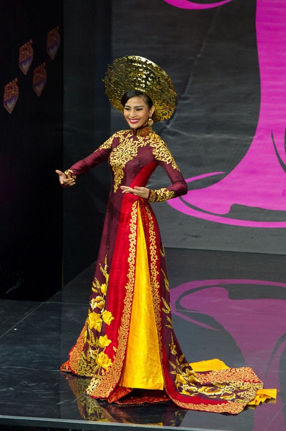 Trương Thị May trong bộ trang phục được đánh giá cao tại đêm chung kết do nhà thiết kế Thuận Việt thực hiện