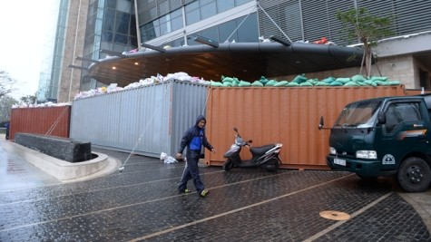 Khách sạn Novotel Đà Nẵng dùng container chắn ngay mặt tiền để chống bão - Ảnh: Tuổi Trẻ