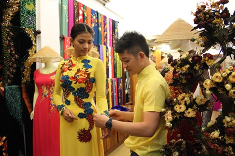 Trương Thị May cùng NTK Lý Quý Khánh và NTK Thuận Việt chuẩn bị chu đáo trang phục để tỏa sáng tại cuộc thi Hoa Hậu Hoàn Vũ 2013