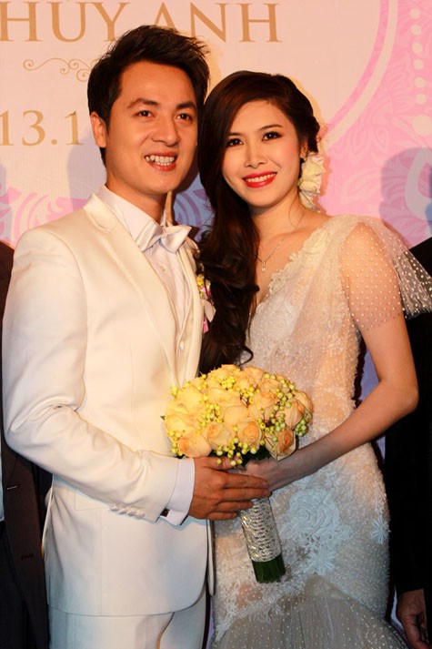Ca sĩ Đăng Khôi và Thủy Anh hạnh phúc trong ngày cưới