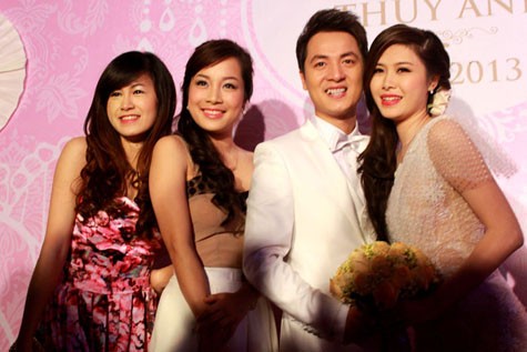 Vợ chồng Đăng Khôi - Thủy Anh chụp hình cùng em gái và diễn viên Minh Hương