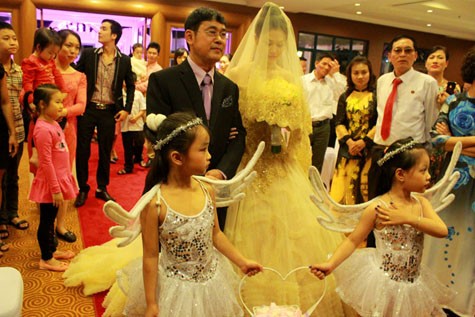 Bố cô dâu dẫn con gái vào trong làm lễ cưới