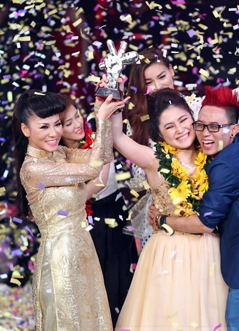 Hương Tràm và HLV Thu Minh trong giây phút đăng quang Quán quân The Voice 2012