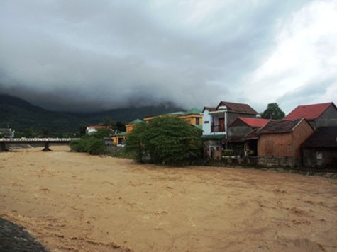 'Từ trước đến nay, đây là trận mưa lũ dữ dội nhất, nước trên các sông suối dâng nhanh tràn vào khu dân cư mạnh chưa từng thấy', chủ tịch UBND huyện Ba Tơ kể. Ảnh: Facebook