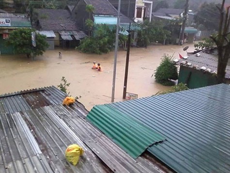 Những nơi ngập nặng ở Quảng Ngãi với mức nước dâng cao lên hơn nửa ngôi nhà. Ảnh: Báo Quảng Ngãi.