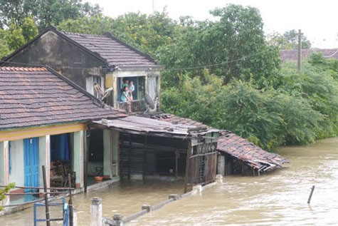 Những ngôi nhà dân nằm sát sông Côn (Bình Định) ngập sâu trong nước. Ảnh Giáo Dục Thời Đại