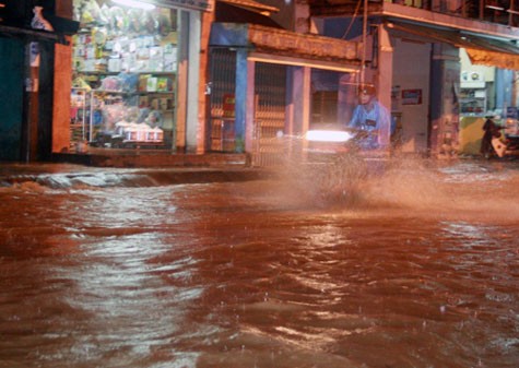Tại Quảng Nam, ở huyện Đại Lộc, mưa lớn làm ngập nhiều tuyến đường. Theo dự báo, Quảng Nam còn có mưa to đến rất to, mực nước các sông Vu Gia, Thu Bồn có khả năng lên mức báo động 2, 3 và trên báo động 3. Ảnh: VnExpress
