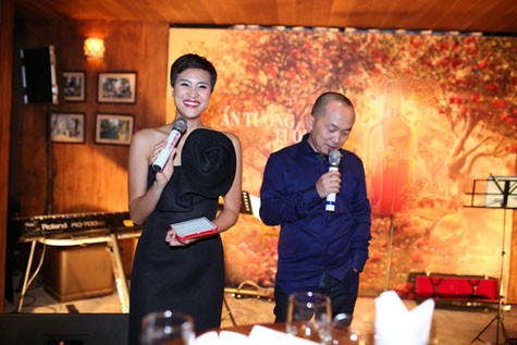 Huấn luyện viên The Voice Việt 2013 tâm sự rằng những giai điệu đầu tiên của "Đường xa vạn dặm" được anh thai nghén suốt từ năm 1995 và đã cùng các nghệ sĩ, bạn bè chuẩn bị cho đêm diễn tại Nhà Hát Lớn suốt hơn một năm.