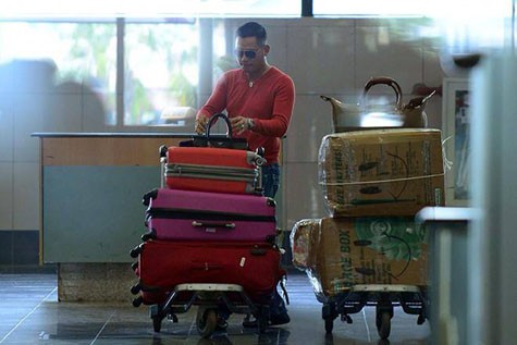 Chồng Hoa hậu Châu Á tại Mỹ - doanh nhân Đức Hải đang sắp xếp kiểm tra lại hành lý
