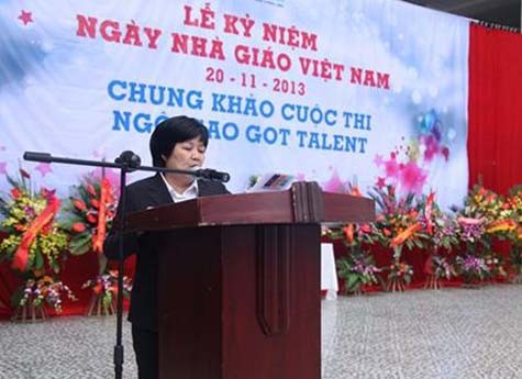 Nhà giáo Phạm Bích Ngà - người sáng lập trường Tiểu học Ngôi Sao Hà Nội lên đọc diễn văn kỷ niệm