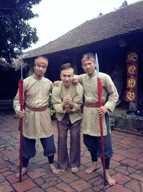 Diễn viên hài Thành Trung hài hước tại hậu trường hài Tết 2014 Chôn Nhời cùng hàng loạt nghệ sỹ khác tại làng cổ Đường Lâm, Hà Nội.