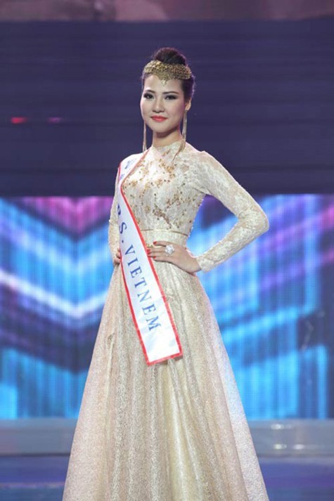 Trần Thị Quỳnh đeo dải băng viết sai tên nước trong đêm Chung kết Hoa hậu Quý bà thế giới - 23/11/2013.