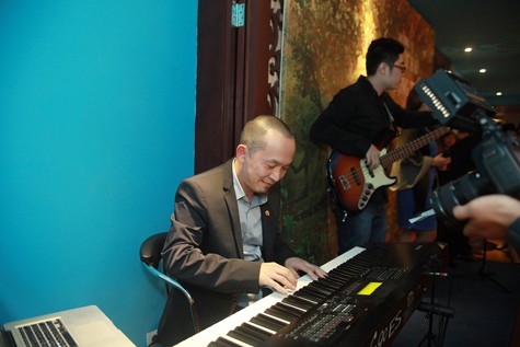 Nhạc sĩ Quốc Trung đã thể hiện một ca khúc trước những khách mời và khán giả tại đây