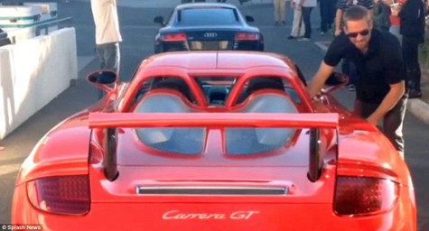 Trong bức ảnh này, Paul Walker, nổi tiếng với vai diễn trong bộ phim hành động Fast & Furious, được nhìn thấy bước vào xe Porsche GT cùng với người bạn của mình là Roger Rodas chỉ vài phút trước vụ tai nạn khủng khiếp đã cướp đi sinh mạng của họ.