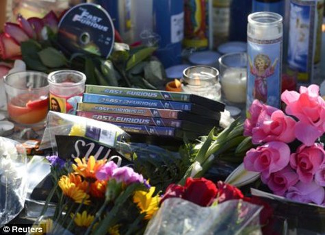Người hâm mộ viết những hồi tưởng, họ để lại hoa, nến và thậm chí cả những cuốn DVD của loạt phim Fast & Furious tại hiện trường của vụ tai nạn