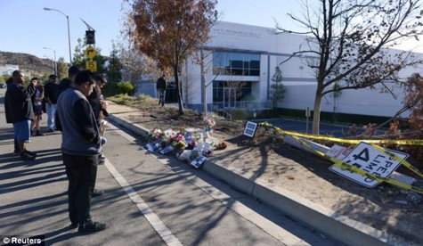 Người hâm mộ đặt hoa tại hiện trường vụ tai nạn trong khu vực của Santa Clarita hôm chủ nhật, vụ tai nạn xe hơi khiến Paul Walker qua đời ở tuổi 40./.