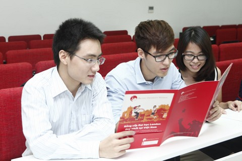 Bạn Ninh Quang Khôi (ngoài cùng bên trái) cùng những sinh viên khác khi còn học tập tại BUV.