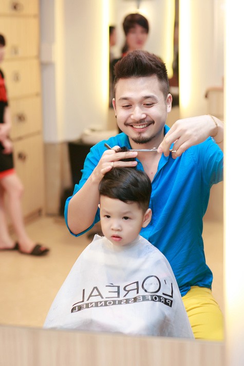 Người bạn thân của Đan Lê - Trương Quang Vinh cũng là chủ cửa hàng đã tự tay cắt cho Khải Minh. Anh từng đạt giải 3 trong cuộc thi tạo mẫu tóc quốc tế L’Oreal Colour Trophy lần đầu tiên tổ chức tại Việt Nam vào cuối năm 2009.