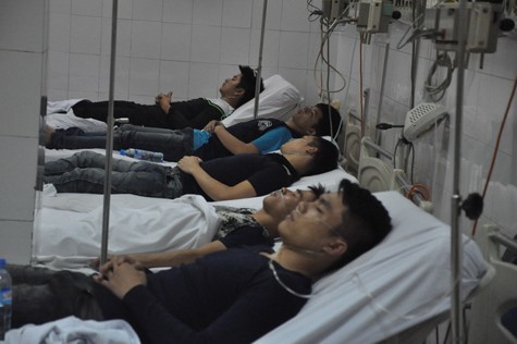 Các chiến sĩ chữa cháy đang được điều trị tại bệnh viện Quân y 108