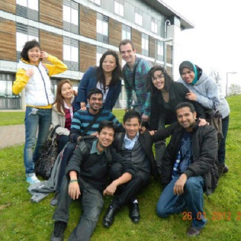 Nhóm sinh viên Hoàn Cầu Việt đang du học tại Anh.