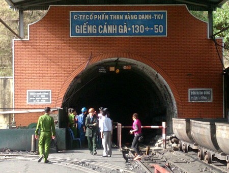 tại khu vực hầm lò mỏ than Vàng Danh - Vinacomin (TP Uông Bí, Quảng Ninh). cũng từng xảy ra vụ tai nạn khiến 7 thợ lò rơi xuống giếng than, 3 người chết vào 24/11