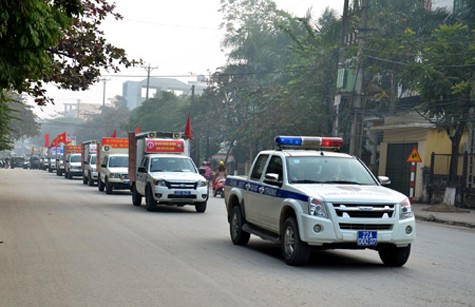 Xe ô tô tuyên truyền lưu động của các tỉnh tham gia tuyên tuyền lưu độngvề phòng, chống ma túy trên một số tuyến phố chính của thành phố Tuyên Quang