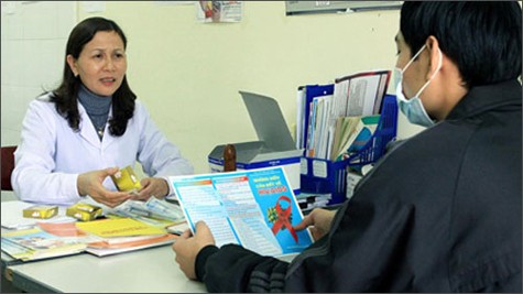 Tư vấn kiến thức chăm sóc sức khỏe, phòng tránh HIV/AIDS cho người dân tại cơ sở y tế huyện Văn Chấn, Yên Bái. (Ảnh: giadinh.net.vn)