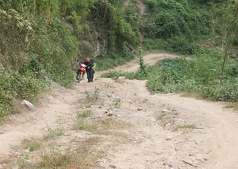 Đường vào bản Cá Giám, Cánh Cộng (xã Trung Lý, huyện Mường Lát, Thanh Hóa) với nhiều dốc cao, dựng đứng, đá lởm chởm.