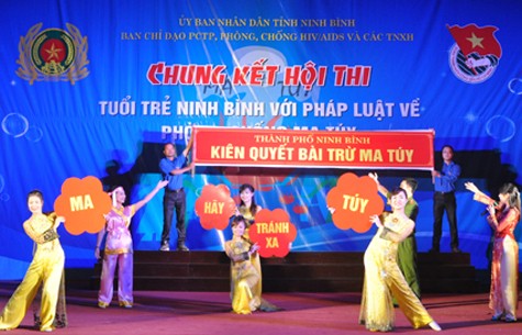 Phần thi của đội tuyển thành phố Ninh Bình tại Hội thi”Tuổi trẻ Ninh Bình với pháp luật về PCMT”. Ảnh: Mạnh Cường