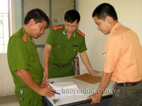 Lực lượng CSĐTTPVMT Công an huyện Trấn Yên trao đổi với Công an xã Hồng Ca về công tác quản lý đối tượng nghiện hút trên địa bàn.