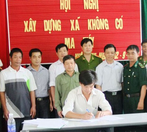 Đại diện các xóm của xã Việt Chu (Hạ Lang) ký cam kết thực hiện Đề án "Xây dựng xã, phường không có tệ nạn ma túy"