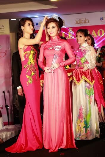 Trần Thị Quỳnh đeo vương miện cho thí sinh đạt giải cao nhất cuộc thi
