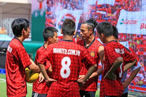 Với niềm đam mê dành cho trái bóng, Phạm Anh Khoa đã ra sân cùng các cầu thủ để tham gia trận đấu bóng giao hữu và "cháy" hết mình cùng đam mê sân cỏ.